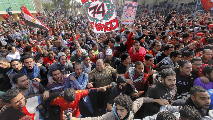 torcida al-ahly confusão tumulto egito (Foto: Agência AP)