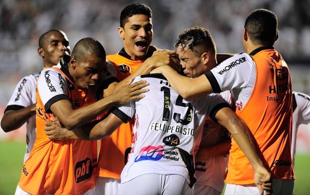 Fellipe Bastos comemora, Ponte Preta x Lanús (Foto: Marcos Ribolli)