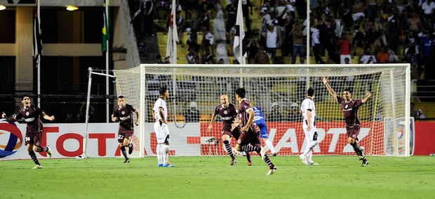 Ponte Preta x Lanús (Foto: Marcos Ribolli)