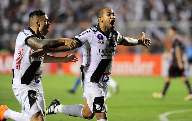 Fellipe Bastos comemora, Ponte Preta x Lanús (Foto: Marcos Ribolli)