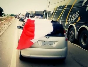 Torcida do Santa Cruz na estrada em 2011 (Foto: Reprodução/ SporTV)