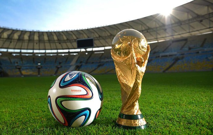 Brazuca e a taça da Copa no Maracana (Foto: Divulgação / Fifa.com)