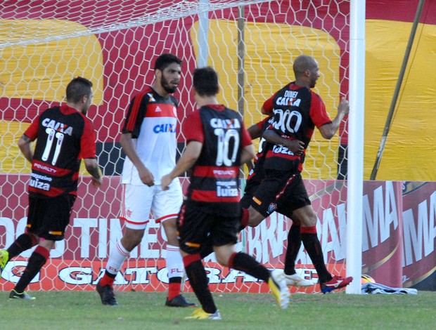 Dinei gol vitória x Flamengo (Foto: Romildo de Jesus / Futura Press)