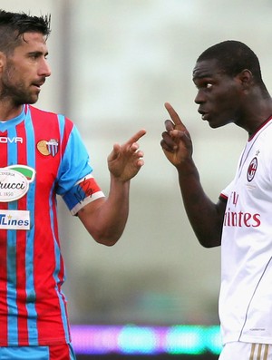 Nicolas Spolli e Mario Balotelli, Catania x Milan (Foto: Getty Images)