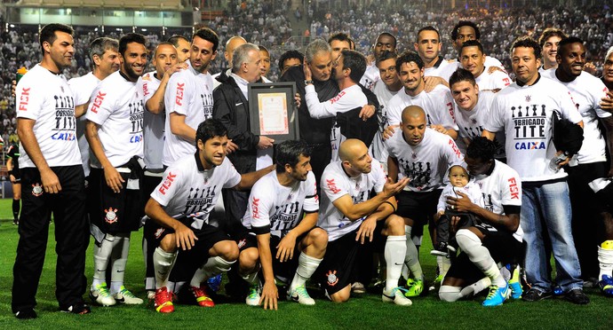 Tite homenagem Corinthians x Internacional (Foto: Marcos Ribolli / Globoesporte.com)