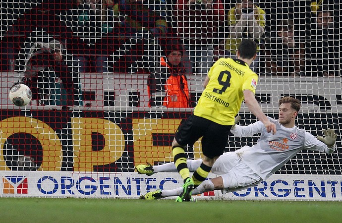 lewandowski marca de penalti, Borrusia x Mainz (Foto: AP)