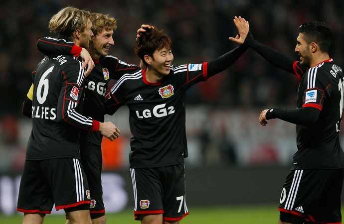 Stefan Kiessling e Heung-Min Son comemoram gol do Leverkusen sobre o Nuremberg (Foto: Reuters)