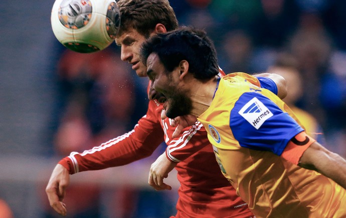 Dogan e Mueller, Bayern de Munique x Braunschweig (Foto: Reuters)