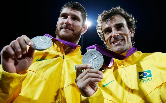 Alison e Emanuel medalha de prata vôlei de praia olimpíadas 2012 (Foto: Reuters)