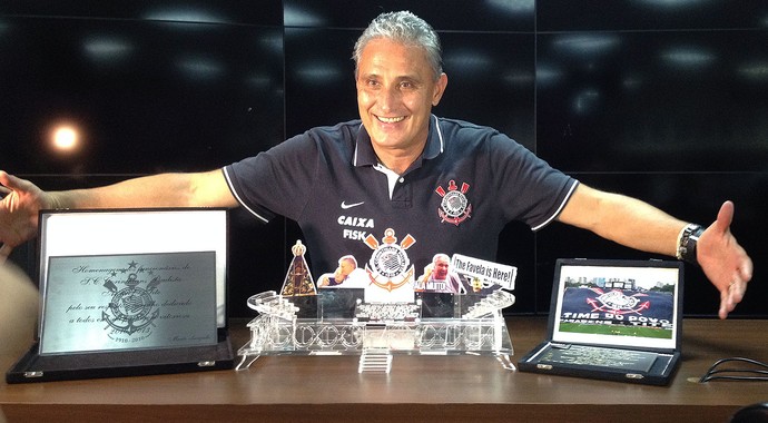 Tite homenagem funcionários Corinthians placa (Foto: Sergio Gandolphi)