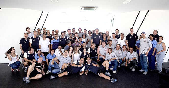 Tite homenagem funcionários Corinthians (Foto: Daniel Augusto Jr. / Agência Corinthians)