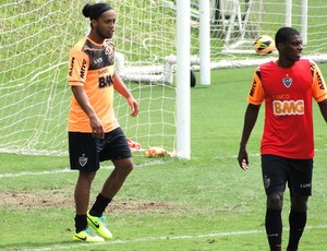 Ronaldinho treino Atlético-MG (Foto: Léo Simonini)