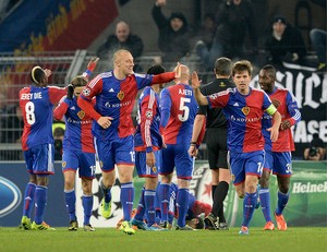 Basel comemora gol sobre Chelsea (Foto: AP)