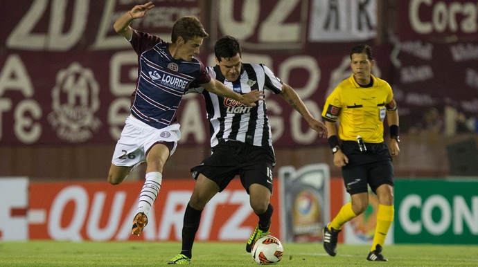 Lucas Melano e Gustavo Gomes, Lanus x Libertad (Foto: AP)