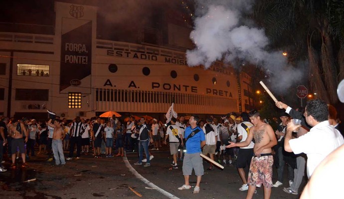 Torcedores fazem festa no Majestoso após classificação para a final da Copa Sul-americana (Foto: Fernando Pacífico / Globoesporte.com)