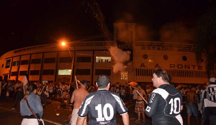 Torcedores fazem festa no Majestoso após classificação para a final da Copa Sul-americana (Foto: Fernando Pacífico / Globoesporte.com)