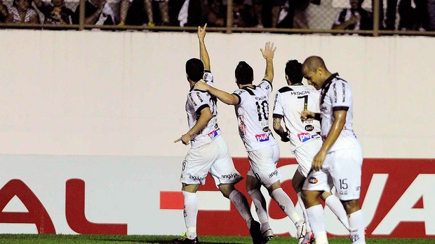 Leandro gol Ponte Preta jogo São Paulo Sul Americana (Foto: Marcos Ribolli / Globoesporte.com)