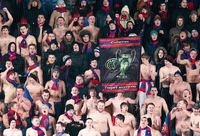 torcida CSKA sem camisa jogo Bayern de Munique (Foto: AP)