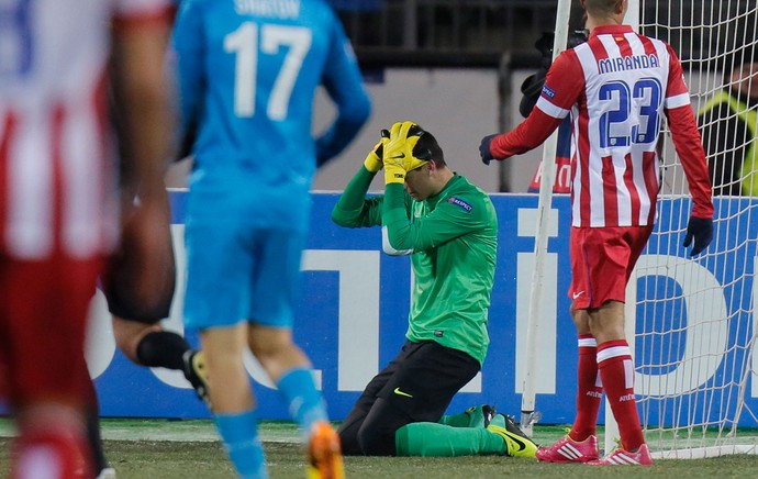 Thibaut Courtois lamenta, Zenit x Atlético de Madrid (Foto: AP)