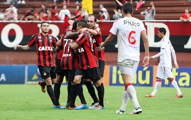 Paulo Baier comemoração Atlético-PR contra Náutico (Foto: Joka Madruga / Futura Press)