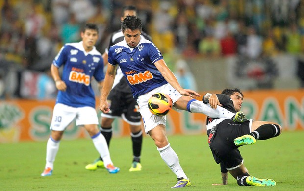 William e Fagner Vasco e Cruzeiro (Foto: Marcelo Carnaval / Agência O Globo)