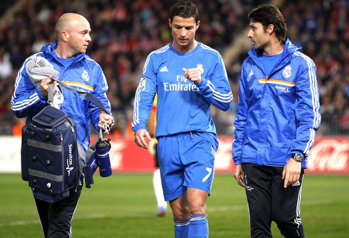 Cristiano Ronaldo sai machucado Almería e Real Madrid (Foto: Agência EFE)