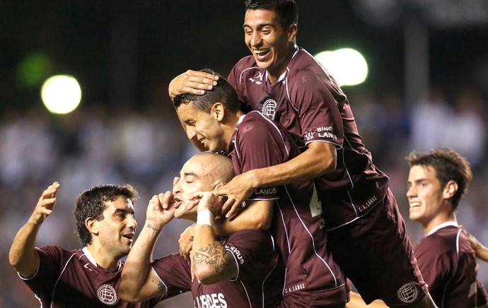 Santiago Silva comemora gol do Lanús contra o Libertad (Foto: Agência AP )