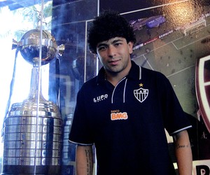 luan exposição da taça da Libertadores da América na Rodoviária de Belo Horizonte Atlético-mg (Foto: Mauricio Paulucci)