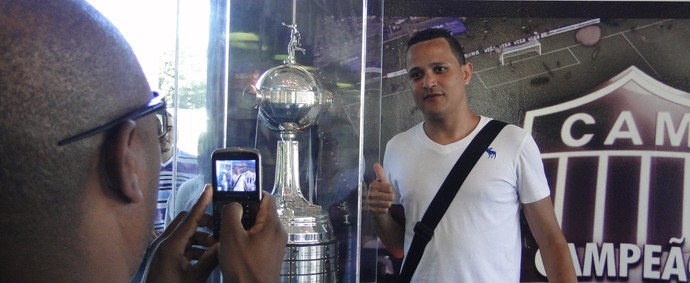 Torcedores tiram fotos com a taça (Foto: Maurício Paulucci / Globoesporte.com)