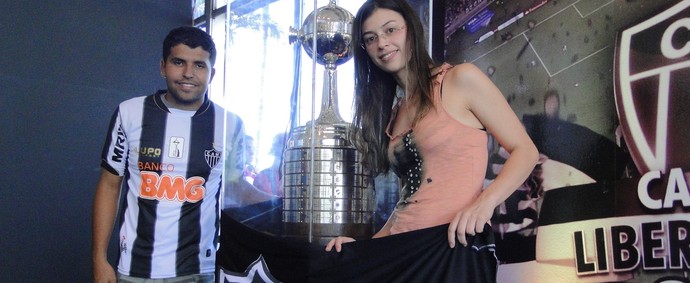 Torcedores tiram fotos com a taça (Foto: Maurício Paulucci / Globoesporte.com)