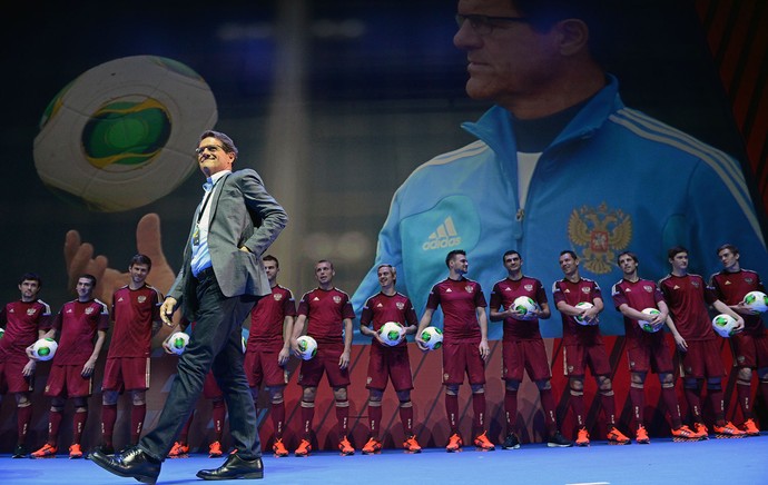 Fabio Capello apresentação uniforme da Russia Copa do Mundo (Foto: AFP)