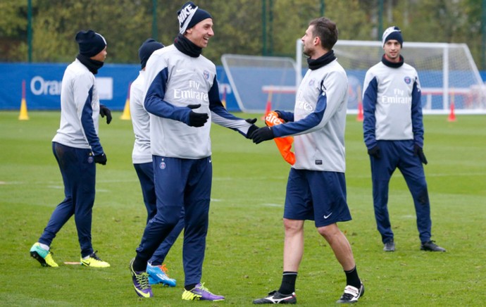 Ibrahimovic Thiago Motta treino PSG (Foto: Reprodução / Site Oficial)