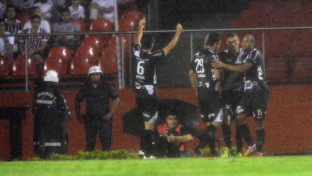 Comemoração Ponte Preta x São Paulo (Foto: Marcos Ribolli / Globoesporte.com)