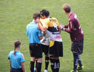 Fernando expulsão Criciúma x Santos final Copa do Brasil sub-20 (Foto: João Lucas Cardoso)