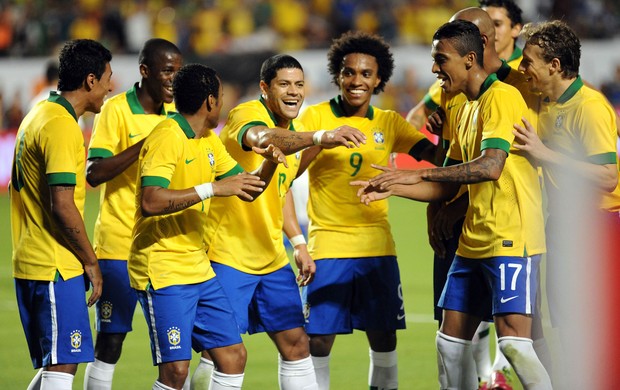 jogadores do BRasil comemoram o gol de Hulk (Foto: Agência Reuters)