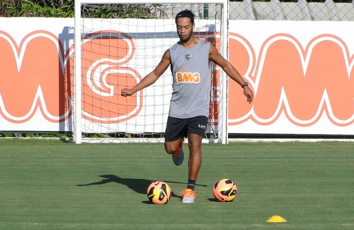 Ronaldinho Gaucho treino (Foto: Fernando Martins / Miguel)