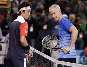 tênis John McEnroe e Kei Nishikori jogo pelas vítimas de charity (Foto: AP)