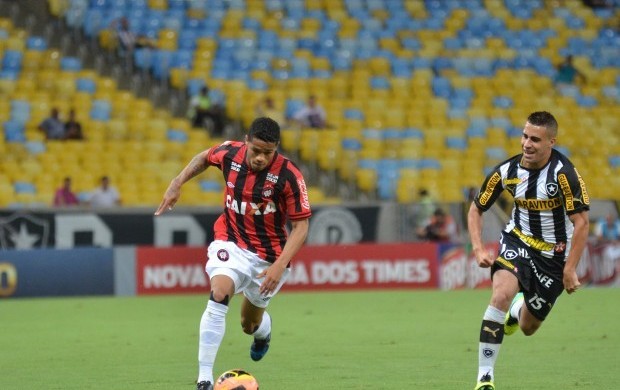 Léo lateral-direito do Atlético-PR Botafogo (Foto: Site oficial do Atlético-PR/Gustavo Oliveira)