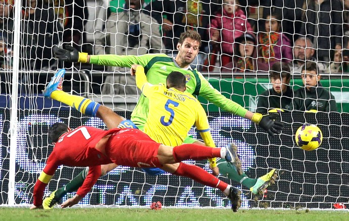 Cristiano ronaldo marca gol de Portugal contra a Suécia (Foto: Agência AP )