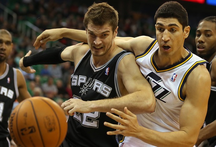 Tiago Splitter e Enes Kanter, Spurs x Jazz - AP (Foto: AP)