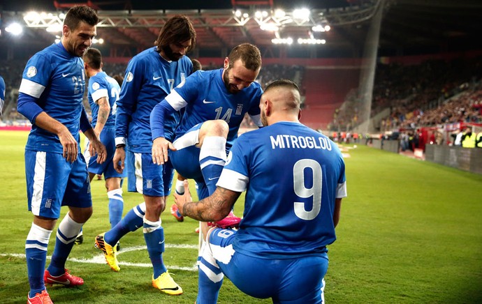 Kostar Mitroglou comemora gol da Grêcia contra a Romênia (Foto: Agência AP )