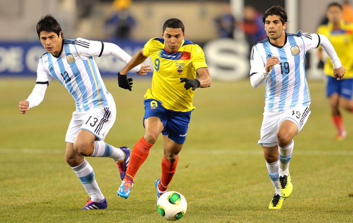 Jefferson Montero Argentina e Equador (Foto: Agência AFP)