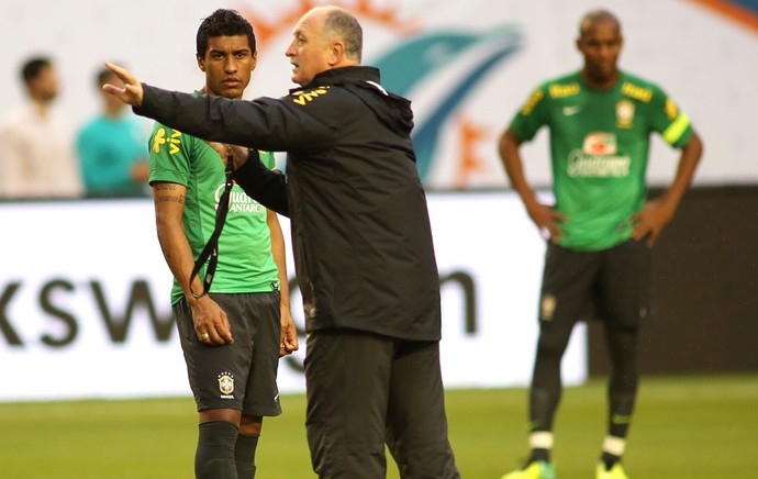 Felipão e Paulinho Treino Seleção Brasileira (Foto: Mowa press)