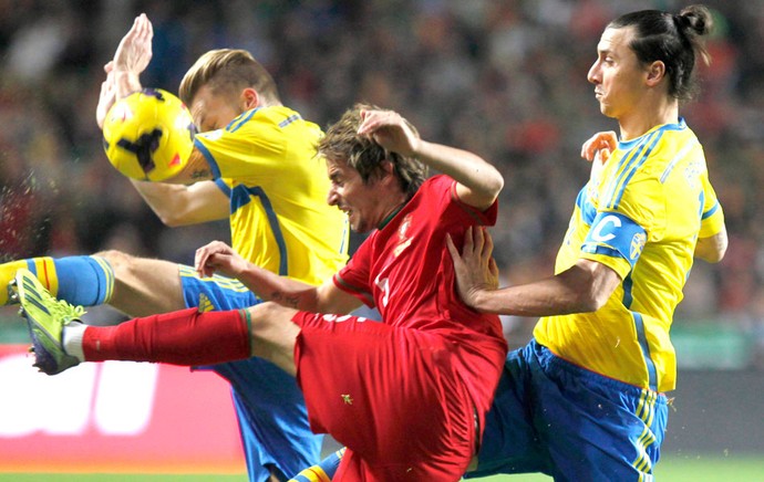 Ibrahimovic e Fabio Coentrão Portugal e Suécia (Foto: Agência AP )