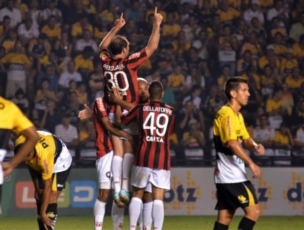 Paulo Baier, do Atlético-PR, faz 100° gol em Criciúma (Foto: Site oficial do Atlético-PR/Gustavo Oliveira)