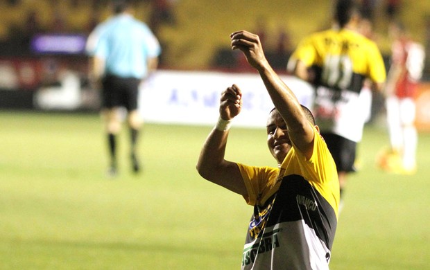 Wellington Paulista comemora gol do Criciuma contra o Atlético-PR (Foto: Fernando Ribeiro / Futura Press)