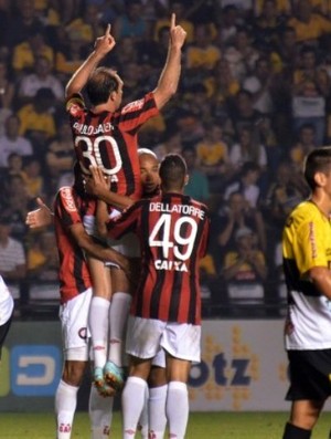 Paulo Baier, do Atlético-PR, faz 100° gol em Criciúma (Foto: Site oficial do Atlético-PR/Gustavo Oliveira)