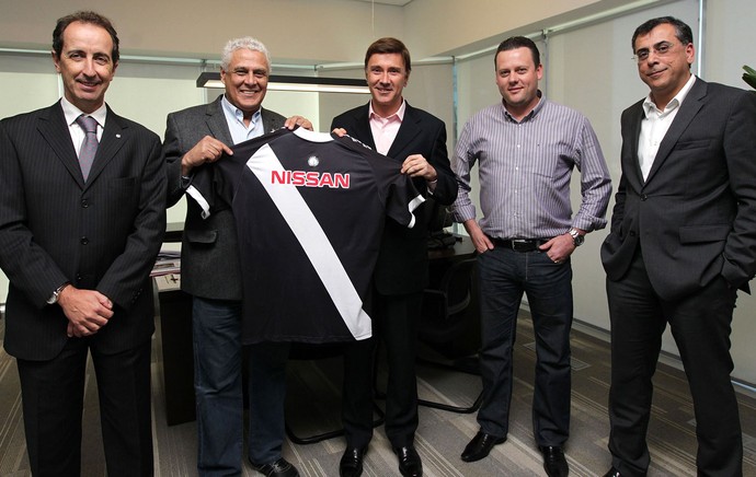 Presidente Roberto Dinamite com dirigentes da Nissan, parceira do clube. (Foto: Divulgação)