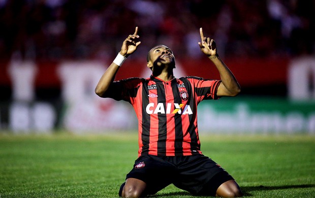 marcelo atletico-pr gol portuguesa (Foto: Giuliano Gomes / Agência Estado)