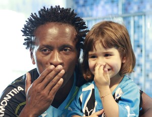 sofia zé roberto grêmio criança pequena torcedora arena (Foto: Diego Guichard/Globoesporte.com)